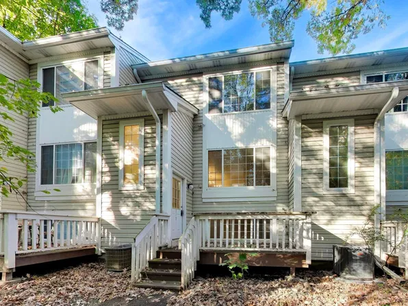 319 W Whispering Oaks Ln, Round Lake, IL 60073