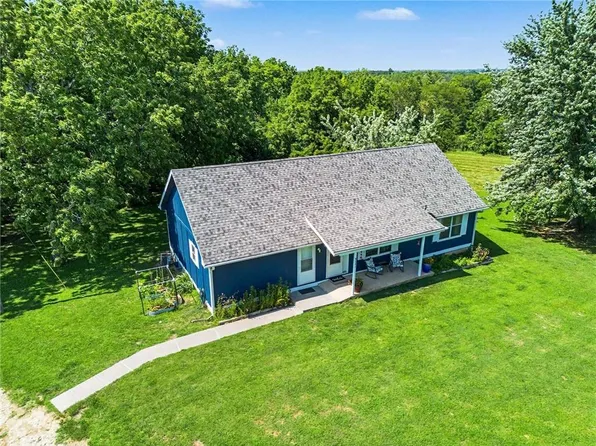 9241 Hamm Dr, Oskaloosa, KS 66066