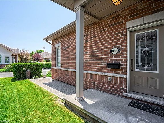 4th image of 120 University Ave E #1004