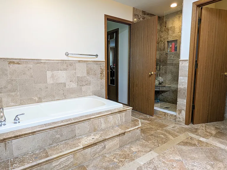 404 Orleans Ave — Photo 12