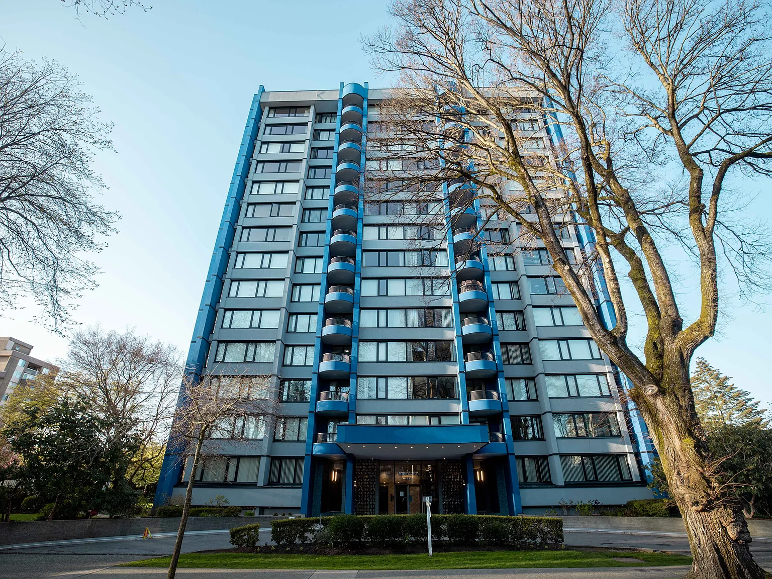 Blue Crest Apartments — Photo 1