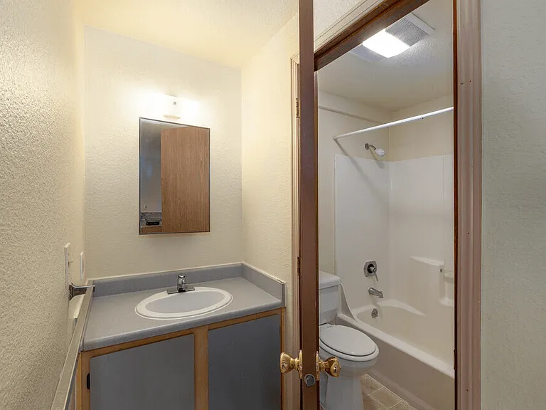 2-bedroom full bathroom with shower/tub combo