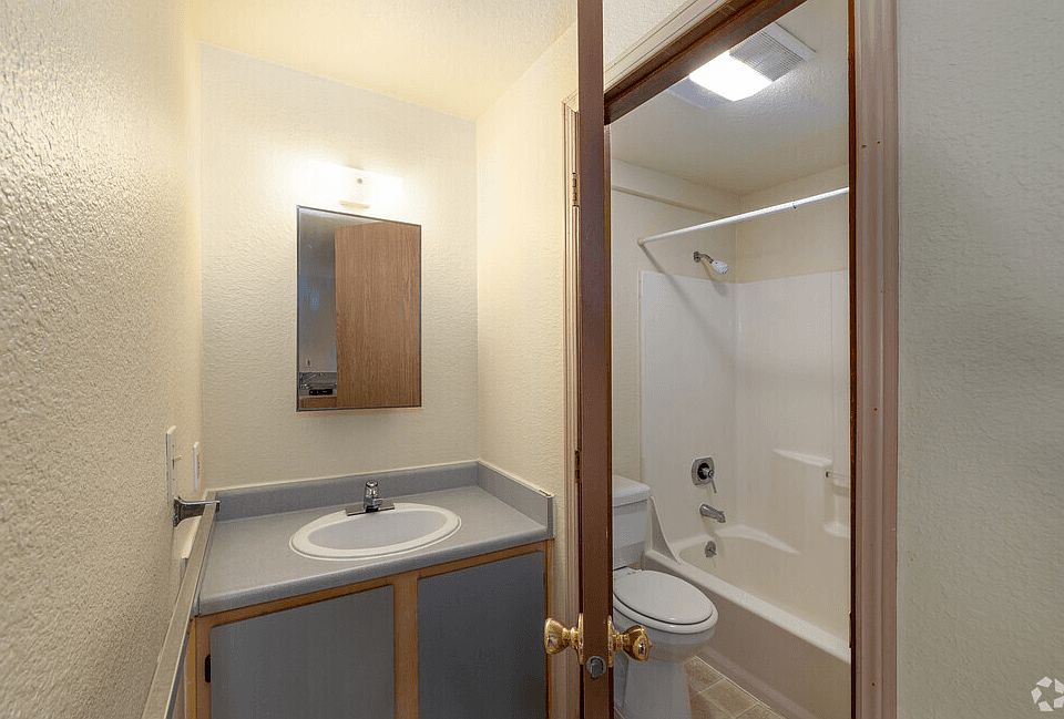 2-bedroom full bathroom with shower/tub combo