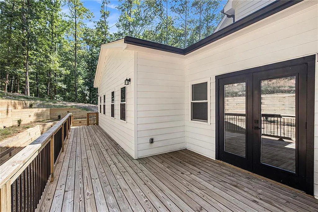 4 bed, 3.0 bath, 2400 sqft, $2,675 — Photo 3