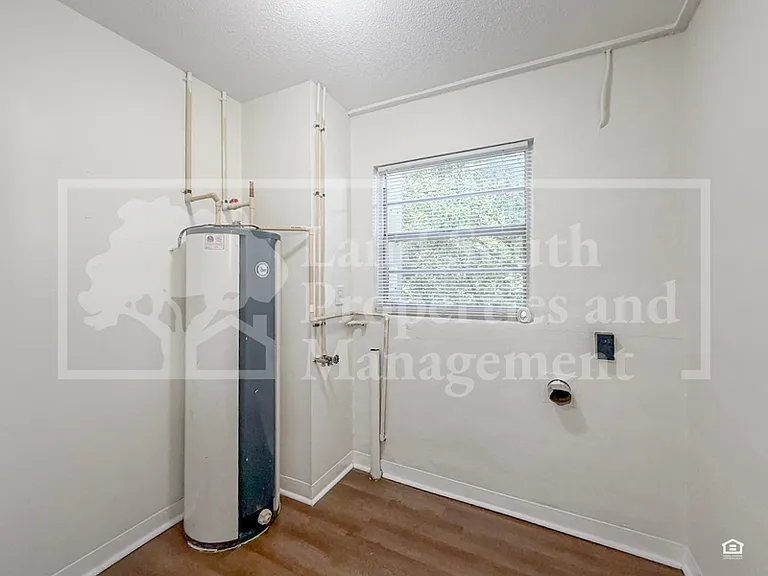 929 Lexington St — Photo 13