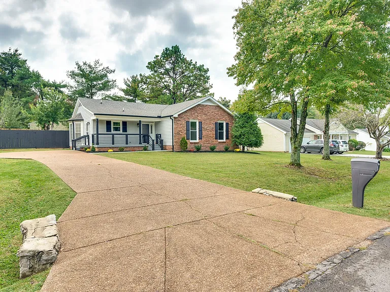 520 Riverview Dr — Photo 4