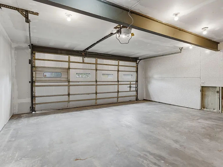 445 Longmeadow St — Photo 39