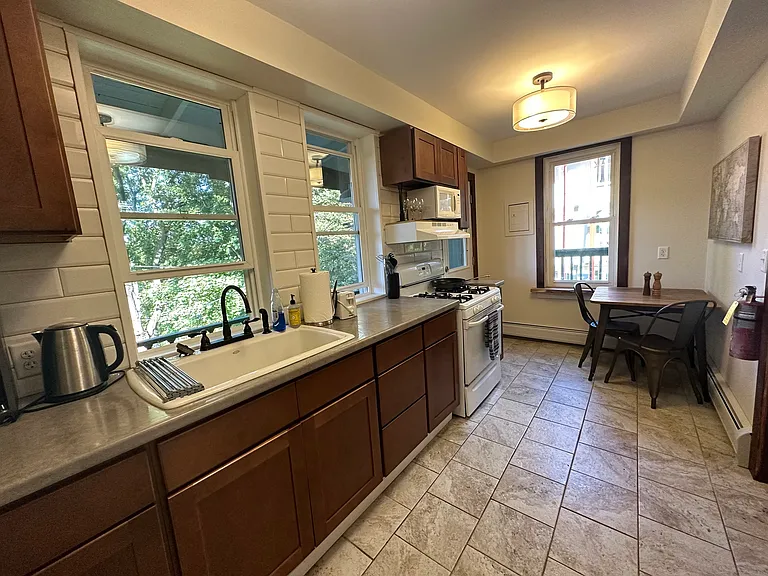 216 University Ave — Photo 27