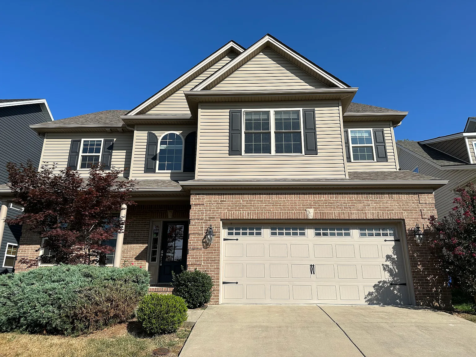 4 bed, 2.5 bath, 2713 sqft, $2,950 — Photo 2