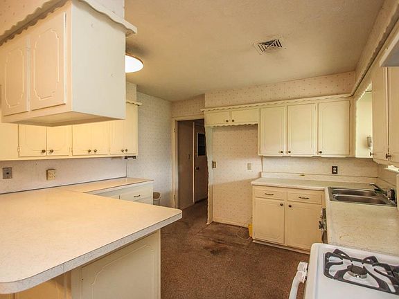 2nd image of 209 SW 62nd St