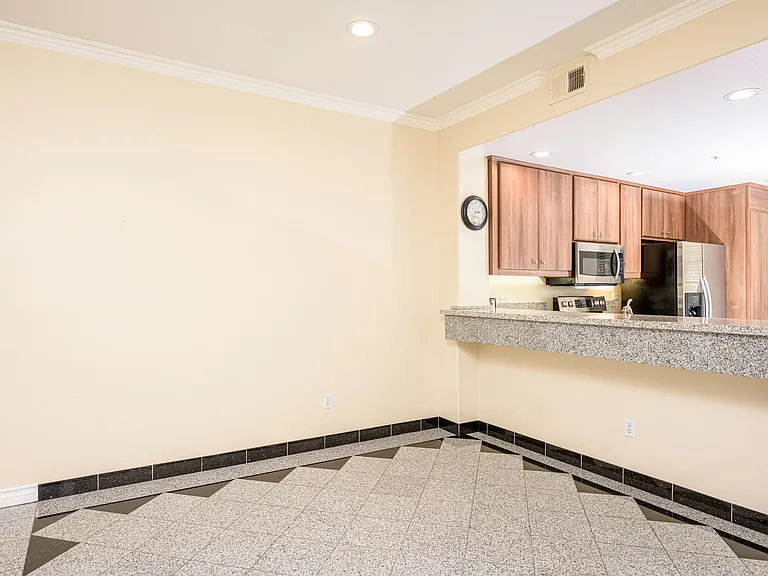 2233 Martin #307 — Photo 12