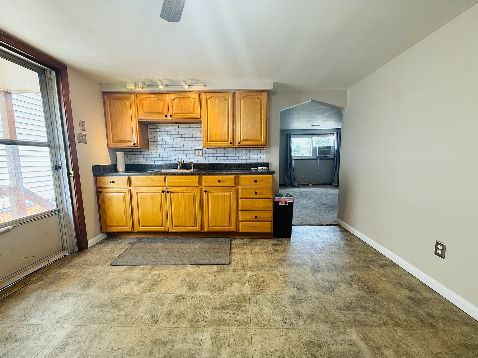 2 bed, 650 sqft, $1,000 — Photo 2