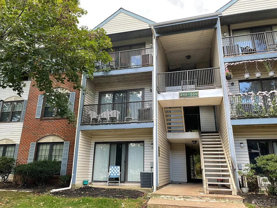 306 Hampshire Ct