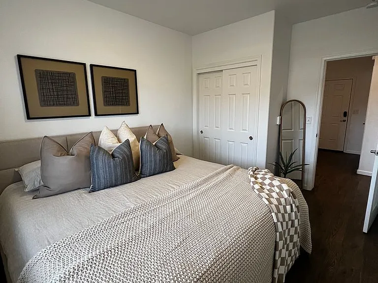 864 Pioneer St — Photo 36