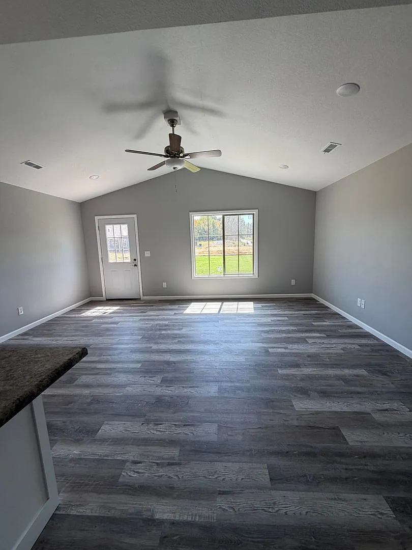 New - 100 Blue Star lane home for lease — Photo 4