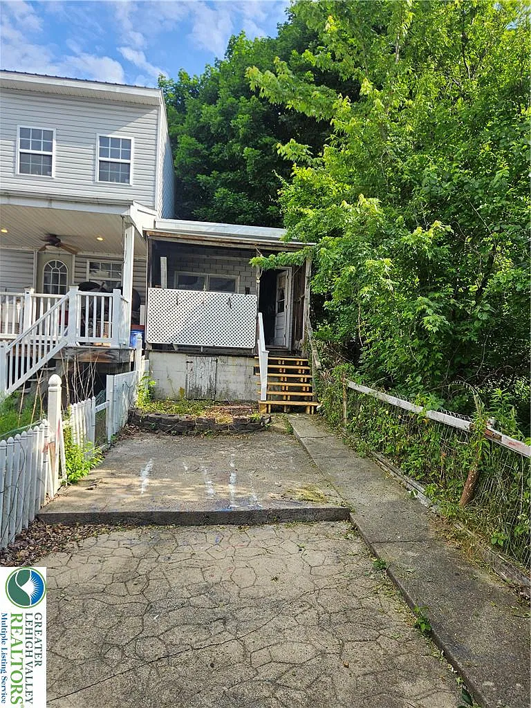 3 bed, 1.0 bath, 1050 sqft, $1,000 — Photo 2