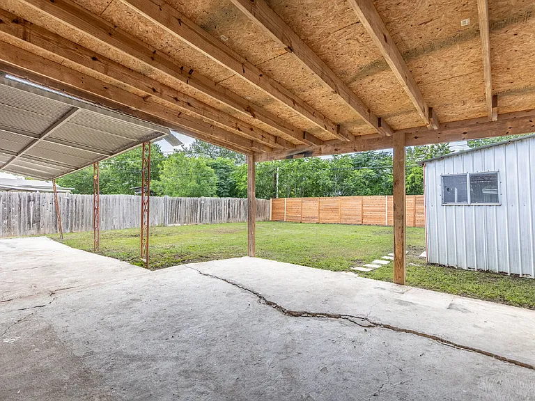 422 Sandalwood Ln — Photo 24