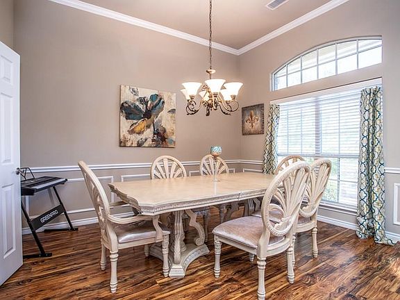 3rd image of 305 Shavano St