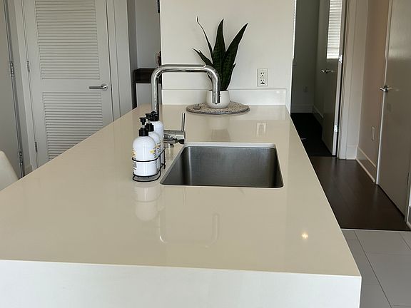 Kitchen breakfast bar