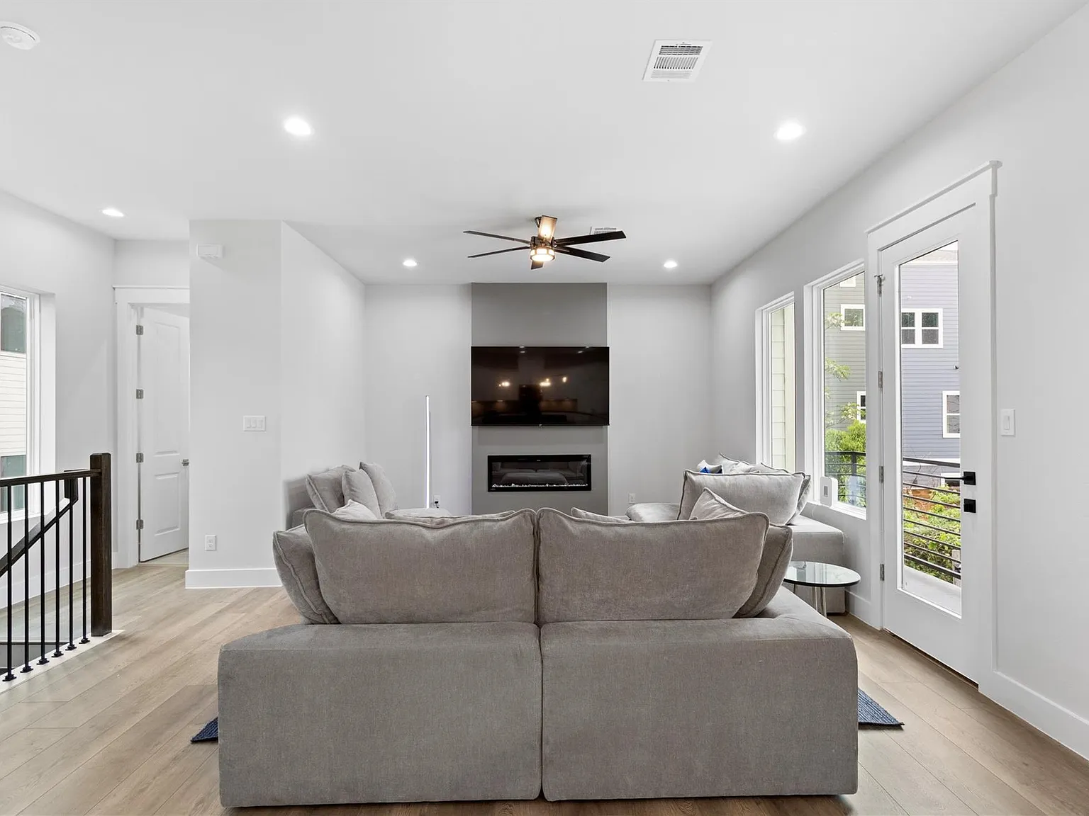3 bed, 3.5 bath, 2408 sqft, $3,299 — Photo 2