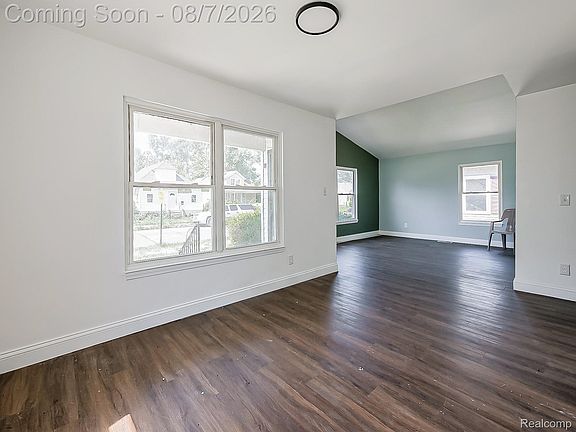 4th image of 572 Tennessee St