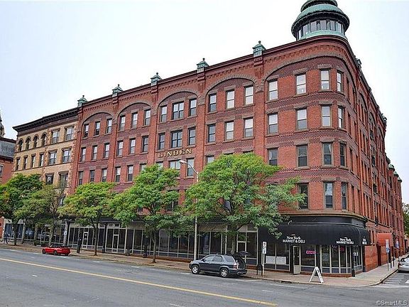The Linden is a Victorian-era five-story building. The 60+ units have retained much of the architectural character of the late 20th century - exposed brick walls, high ceilings, tall windows and beautiful woodwork.