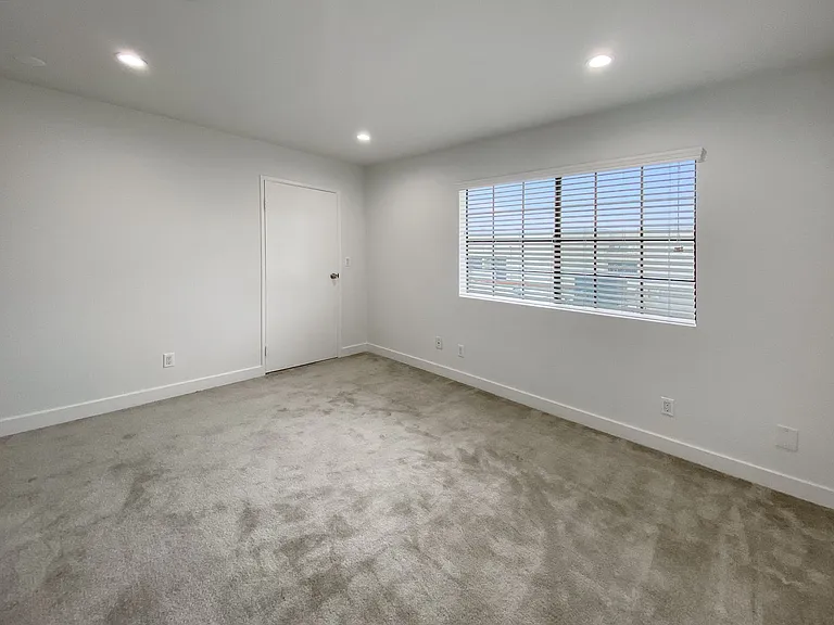 2 Bed, 2.5 Bath Townhouse Unit * North Glendale * Washer Dryer — Photo 17