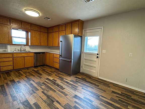 4th image of 206 C Ave