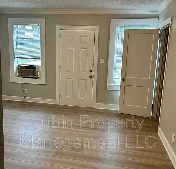 2412 Forest Ave — Photo 2
