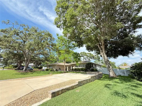 1135 Fountainhead Dr, Largo, FL 33770