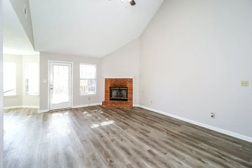 3 bed, 2.0 bath, 1328 sqft, $2,450 — Photo 4