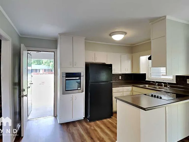 877 Twin Lake Dr NE — Photo 3