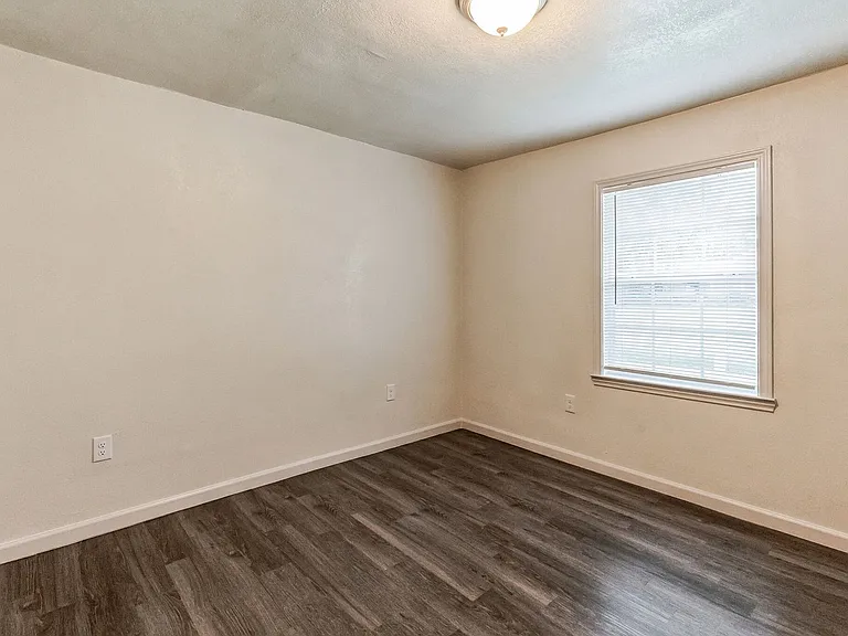 101 W Schreiner St — Photo 18