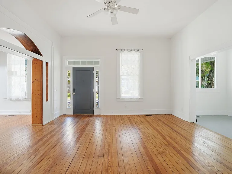 809 E Henry St — Photo 15