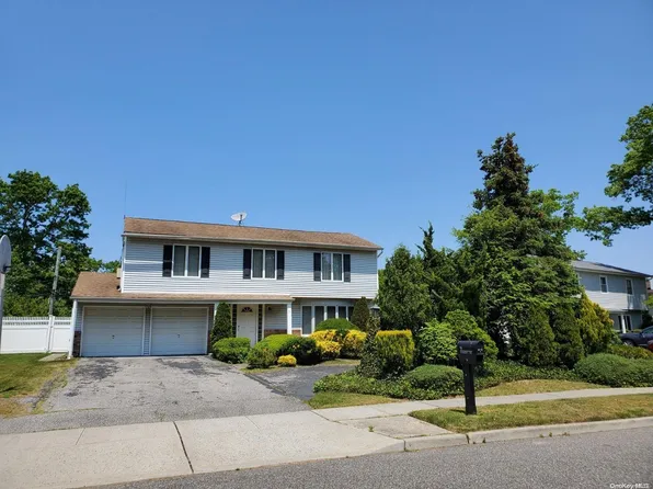 9 Sandra Drive, Hauppauge, NY 11788