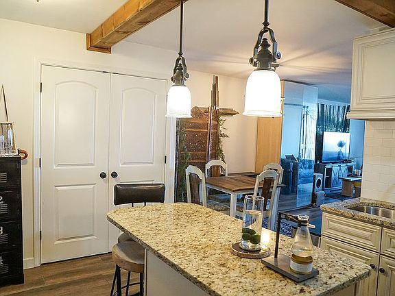 Kitchen Island & Storage 