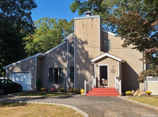 19 Elizabeth Way, Ridge, NY 11961