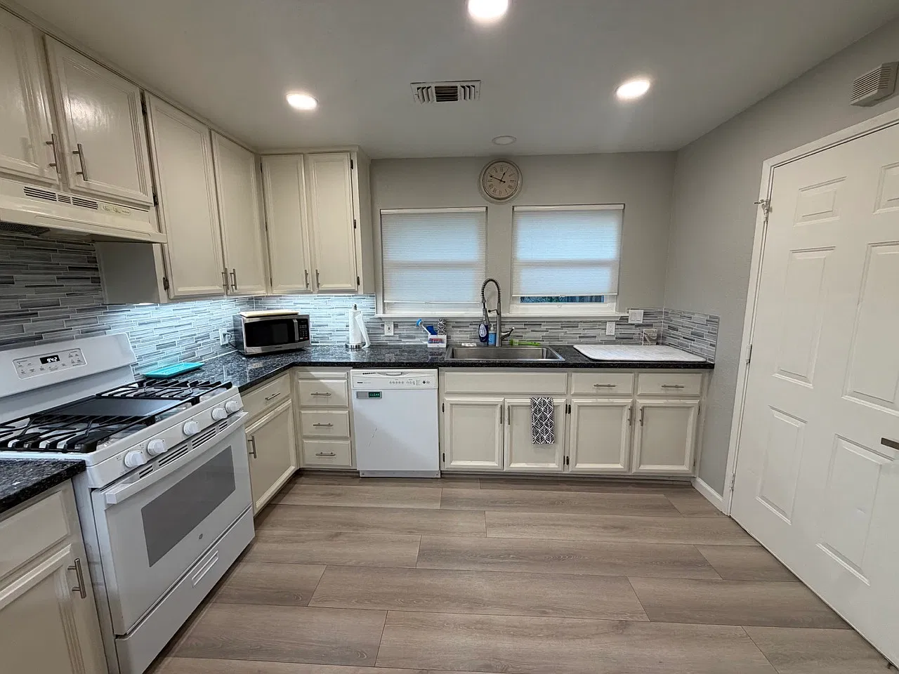2 bed, 1100 sqft, $2,500 — Photo 3
