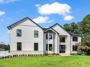 198 W Hobart Gap Rd, Livingston, NJ 07039
