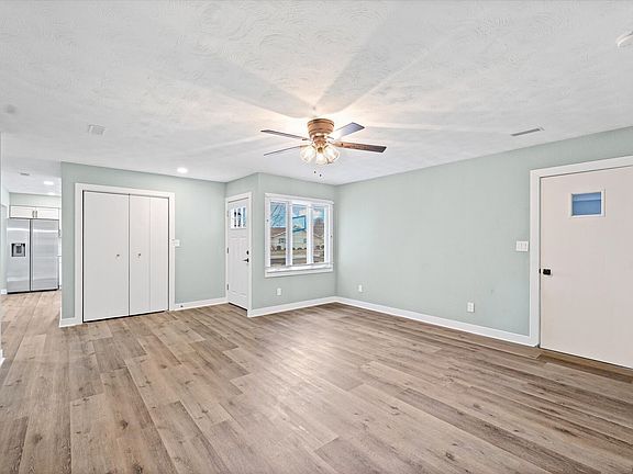 4th image of 10 E Locust St