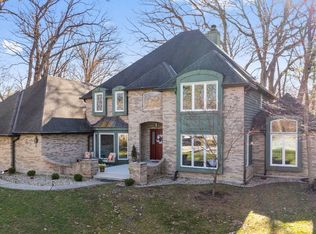 1S105 Normandy Woods Dr, Winfield, IL 60190