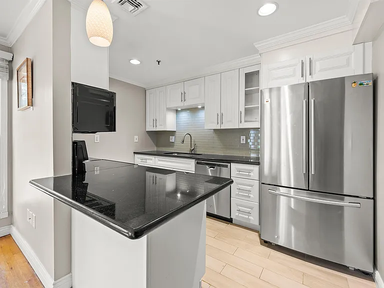 180 Washington St #5 — Photo 2