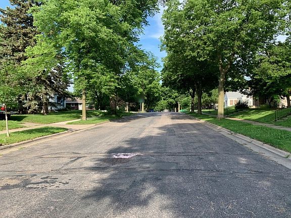 5th image of 721 36 1/2 Ave NE