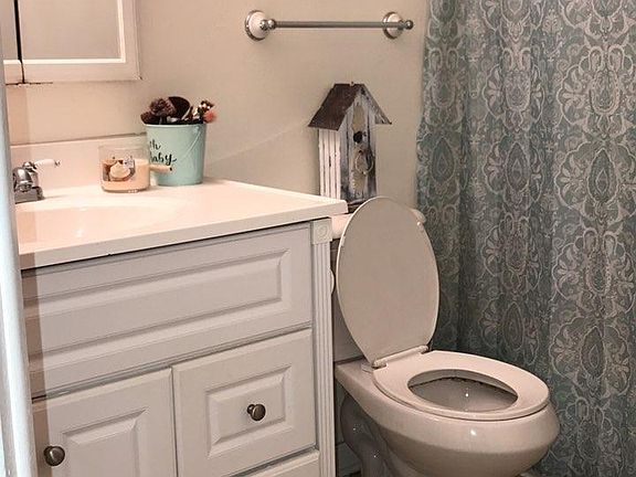Bathroom with lots of drawers! 