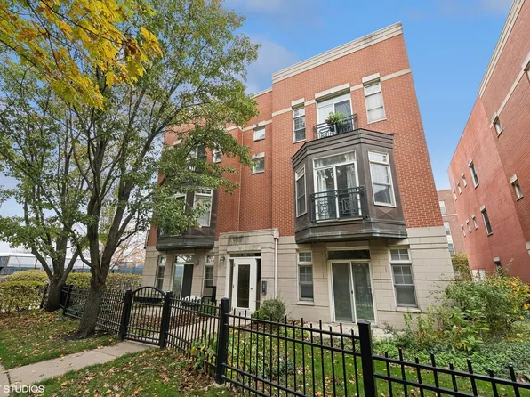 820 W University Ln Unit 3A, Chicago, IL 60608