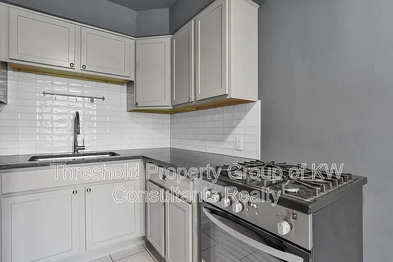 Building Photo - 451 E Town St #209
