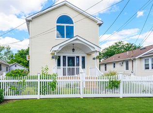 711 S 5th St, Lindenhurst, NY 11757