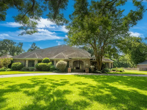 114 Rosewood St, Lake Jackson, TX 77566