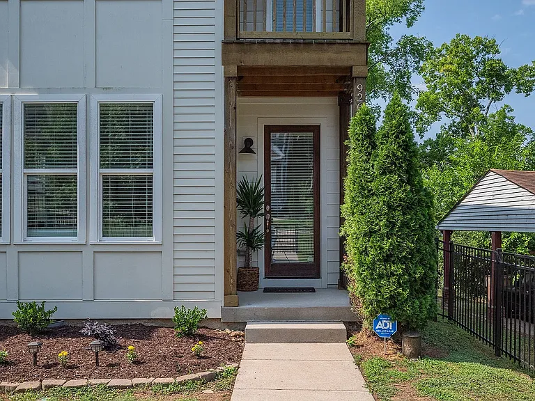 926 Thomas Ave — Photo 3