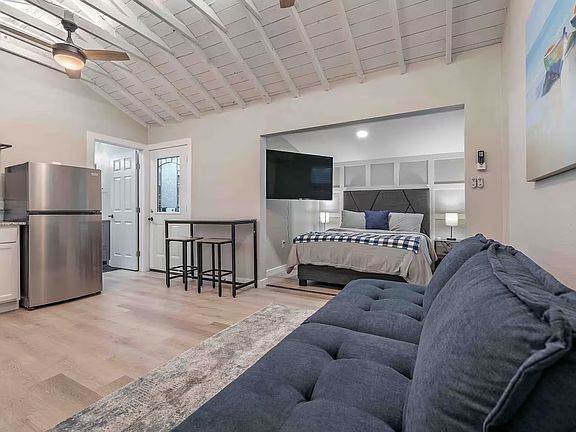 5th image of 401 Gilbert St #B